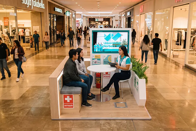 Asesora del Punto Wiener orientando a dos jóvenes, con el pasillo de Mall Plaza Arequipa al fondo